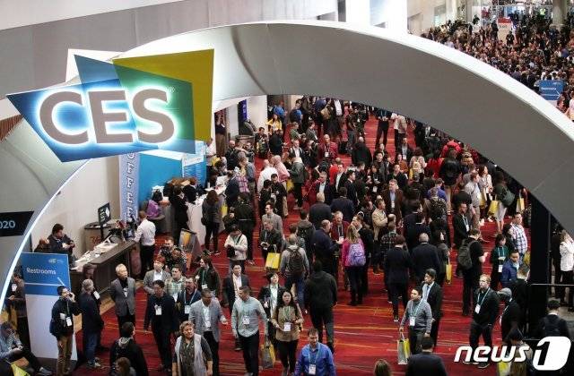 국제가전전시회 ‘CES 2020’(Consumer Electronics Show)이 막을 올린 7일 오전(현지시간) 미국 네바다주 라스베이거스 컨벤션센터 입구에서 관람객들이 인산인해를 이루고 있다. 전세계 160개국·4400개 주요 기업이 인공지능(AI), 5세대(5G) 초고속 네트워크, 자율주행, 스마트시티 등의 분야에서 각축전을 벌이는 올해 CES에는 나흘간 17만명 이상의 관람객이 행사를 찾을 전망이다. 2020.1.8/뉴스1 © News1
