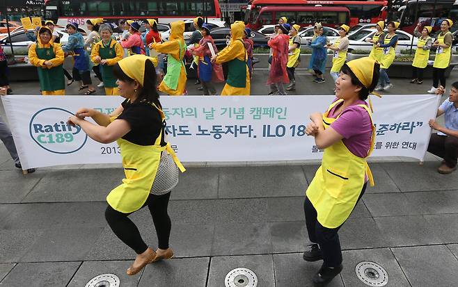 돌봄노동을 법적으로 보호하기 위한 움직임도 끊이지 않고 있다. ‘돌봄노동자를 위한 연대’ 단체 회원들이 서울 광화문광장에서 국회에 관련 입법을 촉구하는 행위극을 하고 있다. 연합뉴스