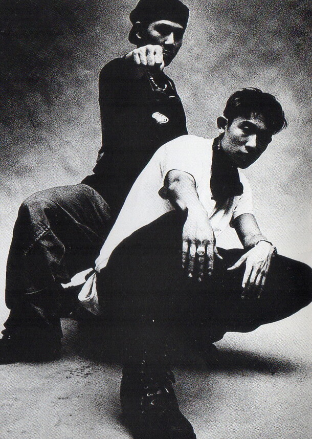 1993년 4월 <나를 돌아봐>로 데뷔한 ‘듀스’는 ‘서태지와 아이들’과 함께 1990년대 가요계의 아이콘이자 한국 힙합의 원조였다. 1994년 9월 발매된 리믹스 앨범 <리듬 라이트 비트 블랙>(Rhythm Light Beat Black)에서 수록된 사진. 한겨레 자료