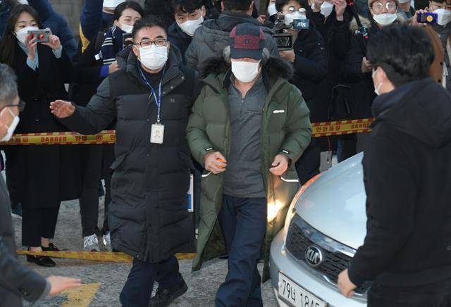 미성년자 성폭행범 조두순이 12일 서울 남부교도소에서 출소한 뒤 경기도 안산시 단원구 법무부 안산준법지원센터로 향하고 있다. 왕태석 선임기자