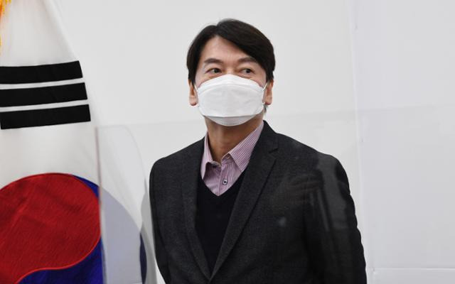 안철수 국민의당 대표가 8일 오후 서울 여의도 국회에서 유영민 신임 대통령 비서실장의 예방을 기다리고 있다. 연합뉴스
