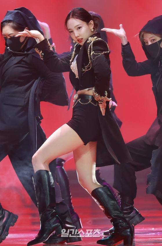 Group TWICE is performing a celebration after winning the main prize in the record category of the 35th 2021 Golden Disk Awards with Curaprox held at KINTEX in Daehan-dong, Goyang-si, Gyeonggi-do on the afternoon of the 10th.35th 2021 Golden Disk Awards with Curaprox will be broadcast on JTBC, JTBC2, and JTBC4.01. 10/