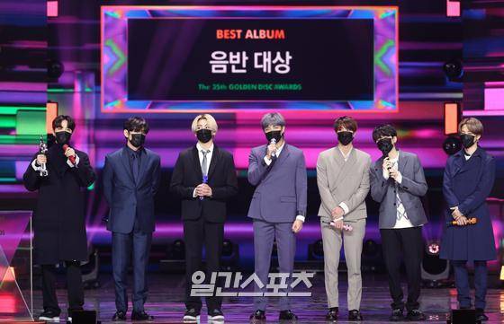 방탄소년단(BTS)이 10일 오후 경기도 고양시 대화동 킨텍스에서 언택트로 열린 ’제35회 2021 골든디스크 어워즈 with 큐라프록스’ 디지털 음반 부문에서 대상을 수상한 후 기뻐하고 있다.  ’제35회 2021 골든디스크 어워즈 with 큐라프록스’는 JTBC, JTBC2, JTBC4에서 방송된다. 김진경 기자 kim.jinkyung@jtbc.co.kr/2021.01.10/