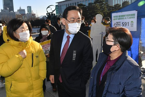 주호영 국민의힘 원내대표가 지난달14일 오후 서울 여의도 국회 본청 앞에 마련된 중대재해기업처벌법 제정을 촉구 단식 농성장에서 심상정 정의당 의원, 고(故) 김용균의 어머니 김미숙씨, 고(故) 이한빛 PD의 아버지 이용관 씨와 대화하고 있다. 뉴스1