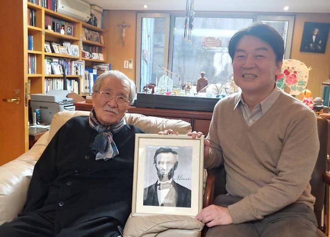 안철수 국민의당 대표(오른쪽)가 지난 9일 김동길 연세대 명예교수를 만나 에이브러햄 링컨 전 미국 대통령 사진액자를 선물받고 있다.   안철수 대표 페이스북 캡처