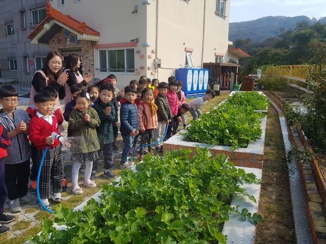 ▲ 빗물저금통 설치로 '물 재이용'하는 모습을 어린이에게 교육하고 있다.&nbsp;