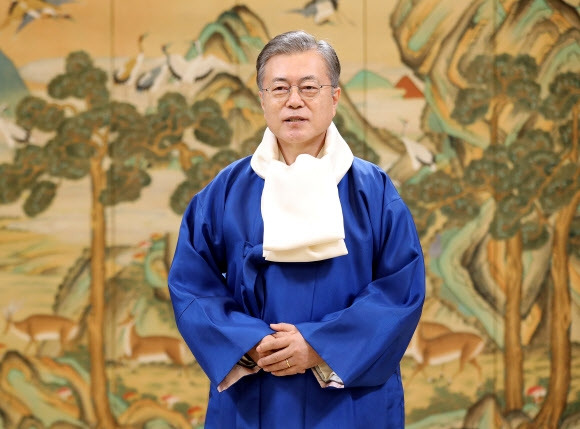 문재인 대통령이 2019년 2월 2일 한복을 입고 국민들에게 새해인사를 전하고 있다. 청와대 제공