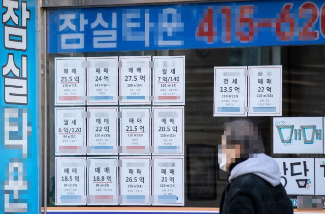 이사 비수기인 겨울에 접어들었지만 전세난은 이어지고 있다. 사진은 지난해 12월 서울 송파구 한 공인중개업소에 붙은 매물 정보. 연합뉴스