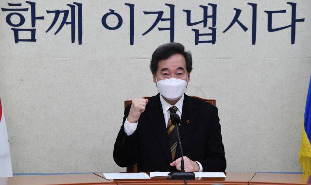 이낙연 더불어민주당 대표가 7일 오전 국회 당대표실에서 문재인 대통령의 신년인사회에 화상으로 참석해 기념촬영을 하고 있다. 최종학 선임기자