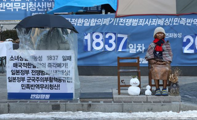 위안부 피해자 할머니들이 일본 정부를 상대로 낸 손해배상청구 1심 재판에서 승소했다.     서울중앙지법 민사합의34부는 8일 고 배춘희 할머니 등 위안부 피해자 12명이 일본 정부를 상대로 제기한 손해배상 청구 소송에서 "원고들에게 1인당 1억원을 지급하라"고 원고 승소로 판결했다.      사진은 이날 서울 종로구 옛 일본대사관 앞 평화의소녀상.  연합뉴스