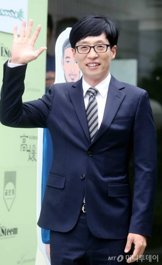 유재석이 엄정화로부터 선물 받은 명품 패딩이 화제다./사진=머니투데이