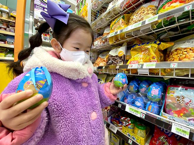 세븐일레븐이 글로벌 인기 캐릭터로 떠오르고 있는 ‘페파피그(Peppa Pig)’와 콜라보하여 토이캔디 상품을 단독으로 선보였다. (세븐일레븐 제공)