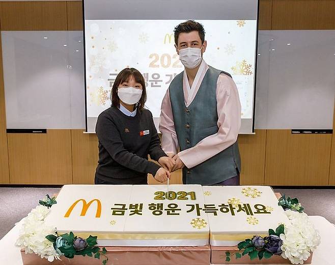 한국맥도날드 앤토니 마티네즈 대표 (우)와 서울시청점 김아영 점장 (좌)이 4일 한국맥도날드 본사에서 열린 신년맞이 첫 비대면 사내 타운홀 행사에서 떡 케이크 커팅식을 하고 있다.(맥도날드 제공)
