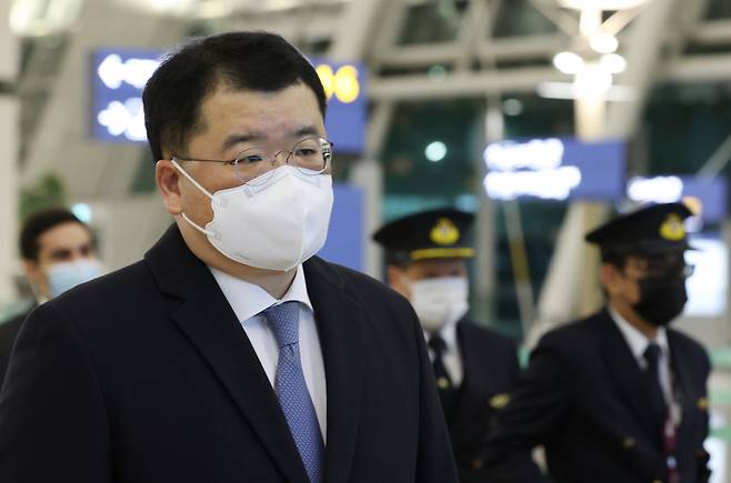 최종건 외교부 1차관이 지난 9일 오후 인천국제공항 제1여객터미널 출국장에서 이란으로 가기 위해 출국 수속을 기다리고 있다. 최 차관은 카타르 도하를 경유해 이란 테헤란에 도착한 뒤 억류된 우리나라 국적 화학 운반선 '한국케미호'와 선원의 석방 교섭에 나선다. [연합]