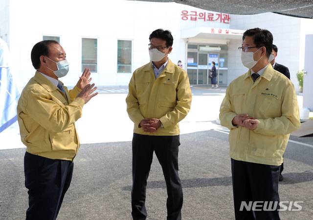 [홍성=뉴시스] 양승조 충남지사가 김정섭 공주시장과 함께 공주의료원을 방문, 코로나19 방역 상황을 점검하고 있다.