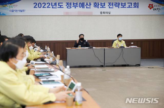 정부예산 확보 전략보고회에 참석한 가세로(왼쪽) 태안군수