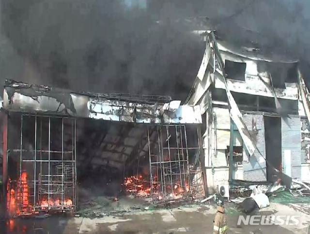[인천=뉴시스] 김동영 기자 = 10일 오전 11시27분께 경기도 김포시 대곶면 대능리 한 자동차 부품공장에서 불이나 1시간25분만에 진화됐다. 2021. 1.10. (사진=김포소방서 제공)