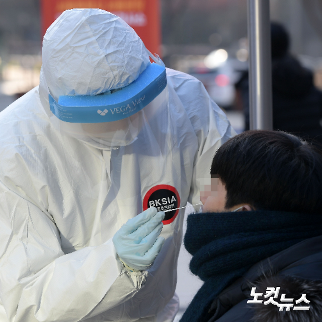 임시 선별진료소에서 코로나19 검사 받는 시민. 이한형 기자