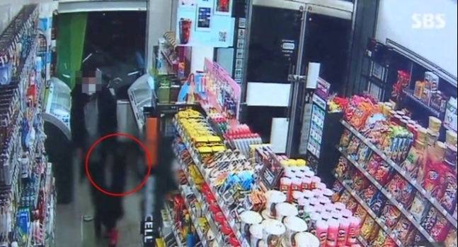 SBS 방송화면 갈무리(편의점 CCTV)