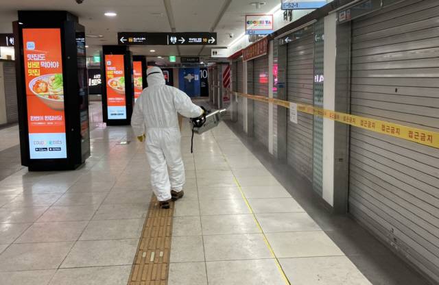 지난 9일 오후 서울 강남역 지하도상가에서 서울시설공단 관계자가 신종 코로나바이러스 감염증(코로나19) 확진자 발생으로 폐쇄된 상가 일대를 소독하고 있다./연합뉴스
