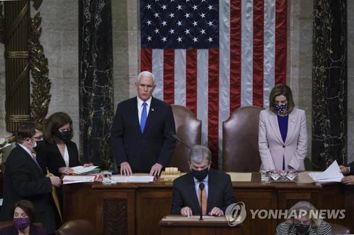 바이든 당선인의 대선 승리 인증을 위한 상·하원 합동회의 참석해 회의 주재석에 서있는 펜스(왼쪽 첫번째) 부통령/AP연합뉴스