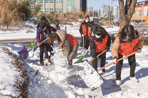 전주 호성동에서 쌓인 눈을 치우고 있는 하나님의 교회 신자들. 사진제공｜하나님의 교회