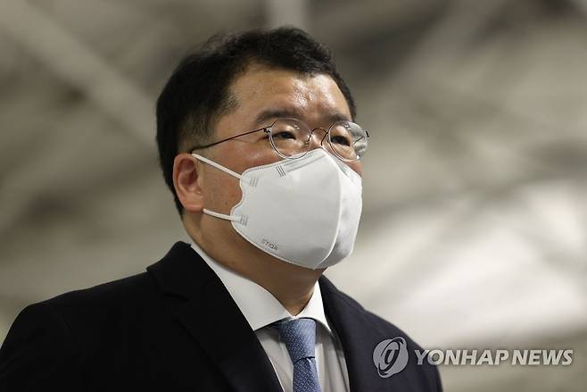 이란 향하는 최종건 외교부 1차관 (영종도=연합뉴스) 홍해인 기자 = 최종건 외교부 1차관이 9일 오후 인천국제공항 제1여객터미널 출국장에서 이란으로 출국하며 취재진의 질문에 답하고 있다. 최 차관은 카타르 도하를 경유해 이란 테헤란에 도착한 뒤 억류된 우리나라 국적 화학 운반선 '한국케미호'와 선원의 석방 교섭에 나선다. 2021.1.9 hihong@yna.co.kr
