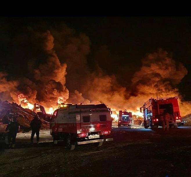 포항 쓰레기매립장에 불 (포항=연합뉴스) 9일 밤 경북 포항시 남구 쓰레기매립장에서 불이 나 소방당국이 진화하고 있다. 2021.1.10 [독자제공, 재판매 및 DB 금지]