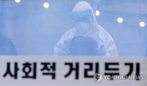 검체 채취 [연합뉴스 자료사진]