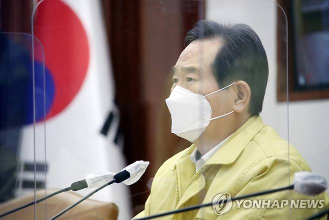 코로나19 대응 중앙재난안전대책본부 회의 (서울=연합뉴스) 김승두 기자 = 정세균 국무총리가 10일 정부서울청사에서 열린 신종 코로나바이러스 감염증(코로나19) 대응 중앙재난안전대책본부(중대본) 회의를 주재하고 있다. 2021.1.10 kimsdoo@yna.co.kr