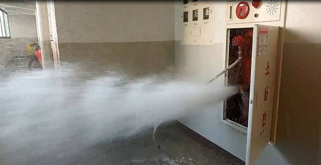 서울 동대문구 아파트 소화전 동파 사고 [서울 동대문소방서 제공. 재판매 및 DB 금지]