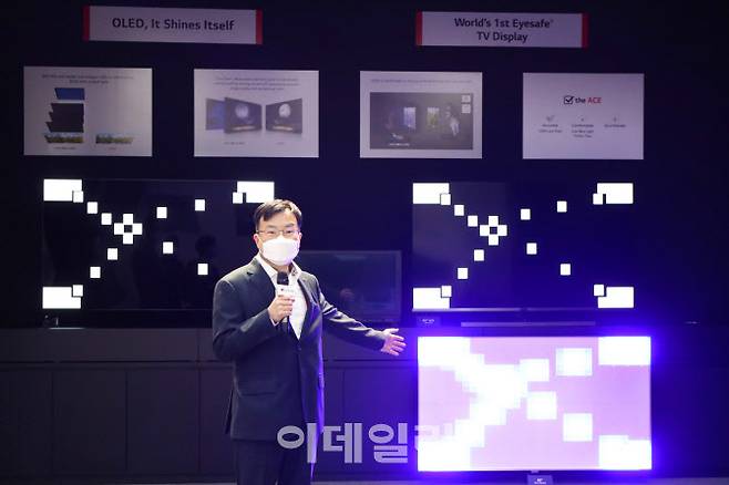 11일 마곡 LG디스플레이 전시장에서 윤수영 CTO 전무가 OLED TV(왼)와 미니 LED TV(우)를 비교하며 OLED의 우수성에 대해 설명하고 있다. (사진=LG디스플레이)