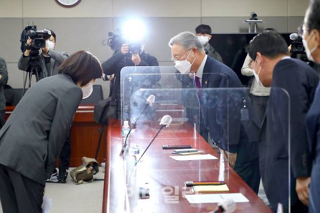 전현희(왼쪽) 국민권익위원회 위원장이 11일 정부서울청사에서 열린 농·임·축·수산 유관단체 대표 간담회에 입장하며 참석자들과 인사하고 있다.[사진=권익위 제공]