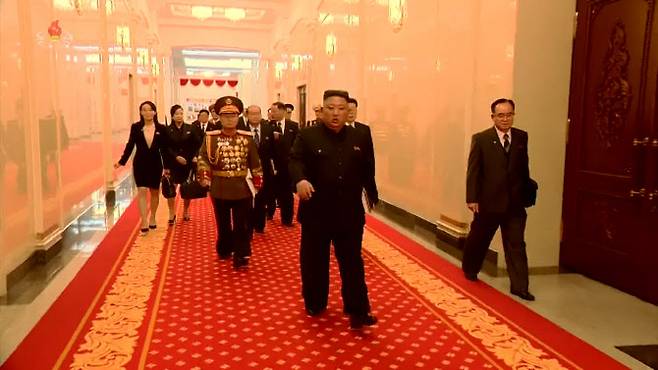 북한 조선중앙TV는 6일 전날 평양 4·25 문화회관에서 8차 당대회가 열렸다고 보도했다. 김정은 위원장이 입장하는 가운데 여동생인 김여정 노동당 제1부부장(맨 왼쪽)과 현송월 당 선전선동부 부부장이 뒤따르고 있다. [조선중앙TV 화면, 연합 제공]