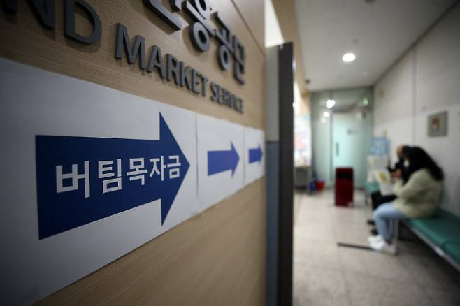 11일 오전 소상공인시장진흥공단 서울중부센터에서 한 시민이 ‘버팀목자금’(3차 재난지원금) 관련 상담을 받고 있다. (사진=연합뉴스 제공)