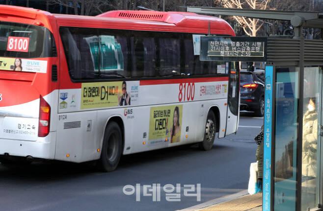 서울 중구 을지로입구 역 앞 버스정류장에 ‘천만시민 멈춤기간 시행 21시 이후 버스감축운행’을 알리는 안내정보가 표시되고 있다. (사진=뉴시스)