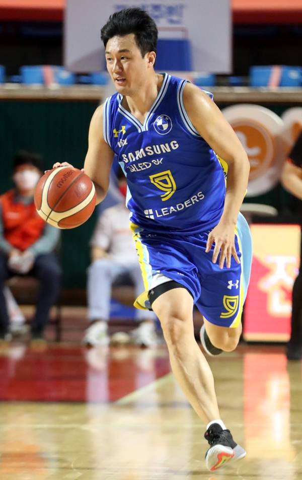 프로농구 서울 삼성 썬더스 김동욱이 11일 오후 서울 송파구 잠실학생체육관에서 열린 KBL 프로농구 서울 SK 나이츠와의 경기에서 드리블하고 있다.