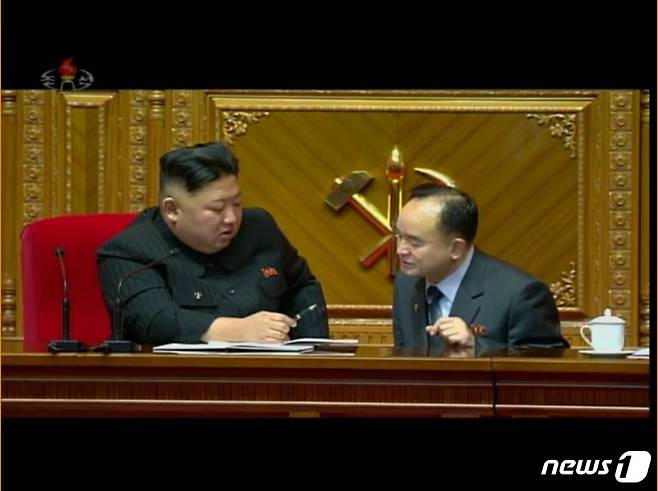 지난 9일 제8차 당 대회 5일 차 회의 중 이야기를 나누는 김정은 북한 국무위원장과 조용원 전 조직지도부 제1부부장의 모습. ('조선중앙TV' 갈무리) © 뉴스1