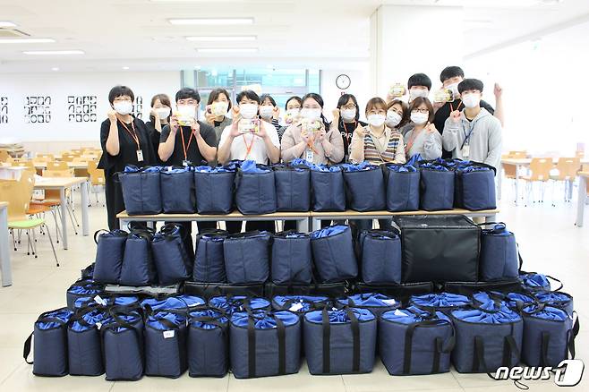 당진시노인복지관 직원들로부터 전달되는 대체식© 뉴스1