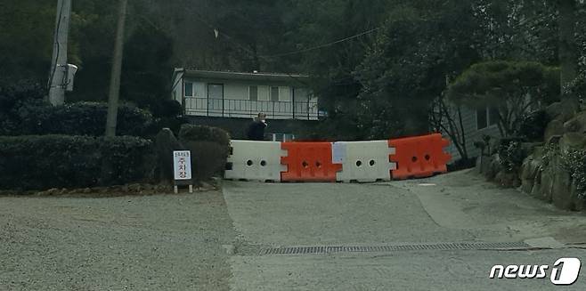 진주의 한 기도원에서 29명의 확진자가 발생했다. 사진은 폐쇄된 기도원. © 뉴스1