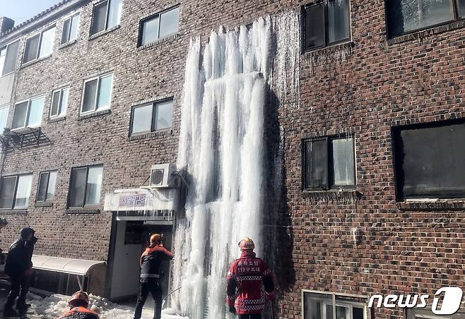 증평읍 증천리 한 빌라의 대형 고드름 제거작업.(증평소방서 제공)© 뉴스1