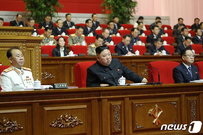 (평양 노동신문=뉴스1) = 김정은 북한 국무위원장과 리병철 당 중앙군사위원회 부위원장 정치국 상무위원(왼쪽). [국내에서만 사용가능. 재배포 금지. DB 금지. For Use Only in the Republic of Korea. Redistribution Prohibited] rodongphoto@news1.kr