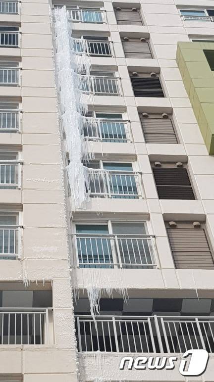 9일 세종시 한 아파트에 길이 20m에 달하는 대형 고드름이 생겨 소방당국이 제거 작업을 벌였다. (세종시소방본부 제공)© 뉴스1