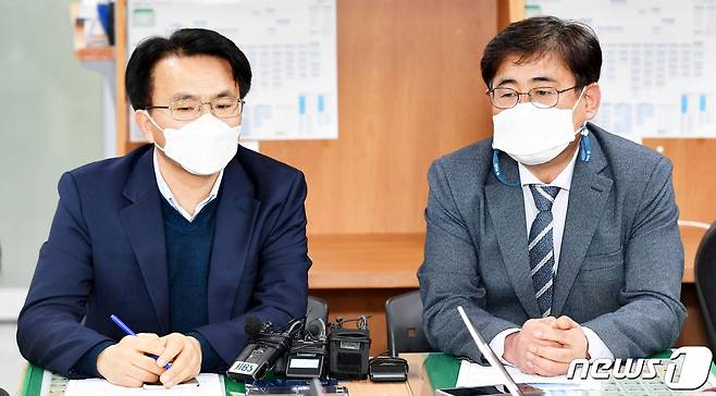 이상헌 제주도 공항확충지원단 단장(왼쪽)과 제주도의회 제2공항 건설 갈등 해소 특별위원회 부위원장을 지낸 홍명환 제주도의회 의원(제주시 이도2동 갑·더불어민주당)이 11일 오후 제주도의회 기자실에서 제2공항 찬반 여론조사 관련 브리핑을 하고 있다.(제주도의회 제공) 2021.1.11 /뉴스1