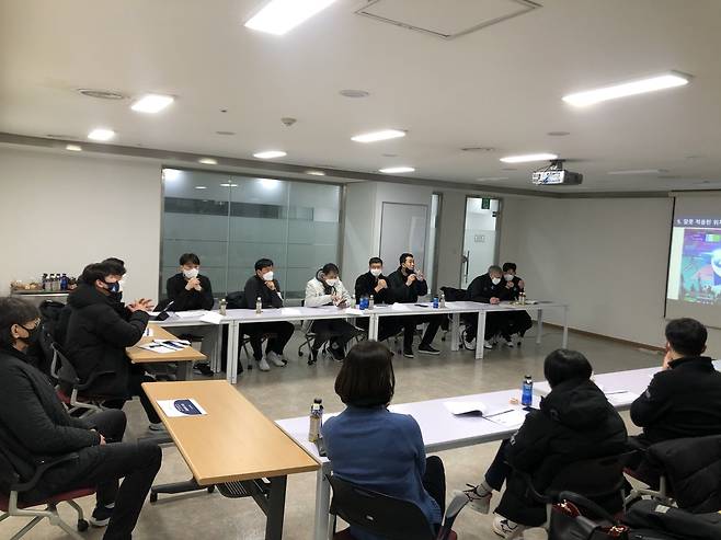 김건태 한국배구연맹 경기운영본부장과 V리그 감독들이 11일 기술위원회에서 의견을 나누고 있다.(KOVO 제공) © 뉴스1