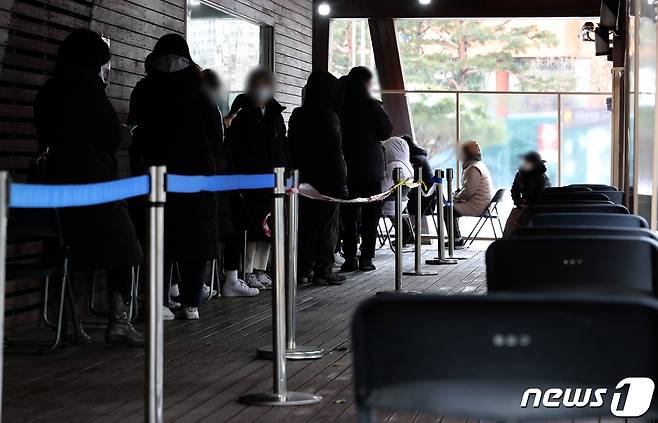 서울 송파구보건소에 마련된 코로나19 선별진료소를 찾은 시민. 2021.1.10/뉴스1 © News1 이재명 기자