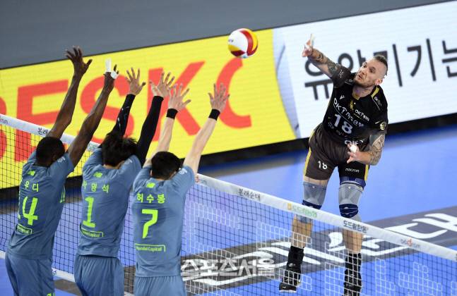 OK금융그룹 펠리페(오른쪽)가 10일 천안유관순체육관에서 열린 2020-2021 V리그 남자부 현대캐피탈과의 경기에서 블로킹 벽을 앞에 두고 강타를 터뜨리고 있다. 2020. 12. 10. 천안 | 박진업기자 upandup@sportsseoul.com