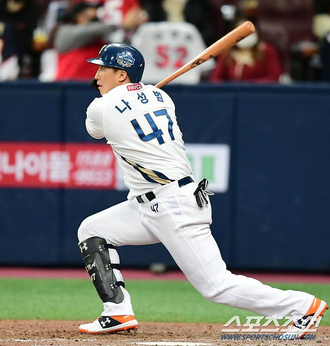 2020 KBO리그 두산과 NC의 한국시리즈 5차전이 23일 오후 서울 고척스카이돔에서 열렸다. 6회말 1사 나성범이 안타를 치고 있다. 고척=정재근 기자 cjg@sportschosun.com/2020.11.23/