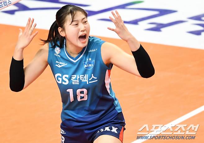 '2020-2021 V리그' 여자부 GS칼텍스와 한국도로공사 경기가 10일 서울 장충체육관에서 열렸다. GS칼텍스 권민지가 득점 후 환호하고 있다. 장충=박재만 기자 pjm@sportschosun.com/2021.01.10/