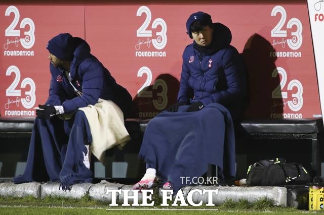 토트넘 손흥민(오른쪽)이 11일 열린 마린FC와 잉글랜드 FA컵 64강전에서 출전선수 대기명단에 이름을 올린 뒤 벤치에서 경기를 지켜보고 있다./리버풀=AP.뉴시스